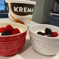 可能是顯示的文字是「 KREMA DA STAUE S STAUB 」的圖像