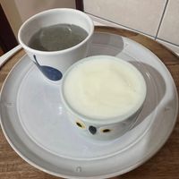 可能是咖啡杯、甜點和粥的圖像