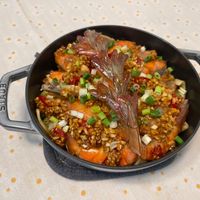 可能是燉小牛膝、西班牙大鍋飯、炒飯、香菇、豆腐和顯示的文字是「 STAUB STAUR 」的圖像