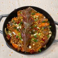 可能是燉小牛膝、鯷魚和西班牙大鍋飯的圖像