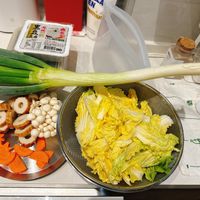 可能是火鍋、香菇、豆腐和顯示的文字是「 EN4 emiui emiur K 」的圖像