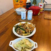 可能是炒麵、火鍋、拉麵、豆腐和文字的圖像