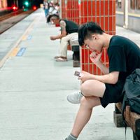 可能是一或多人、旋轉門、電話、火車和文字的圖像