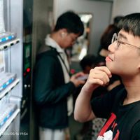 可能是一或多人和文字的圖像