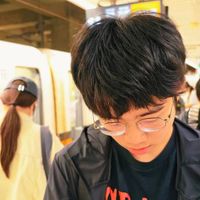 可能是一或多人、火車和顯示的文字是「 tingo 2026/05/1517:48 MAT 」的圖像