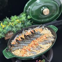 可能是麵、鯷魚和顯示的文字是「 STAUB STAUB SAUTS 2 EAЛ9 FANg 」的圖像