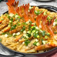 可能是蝦、麵、義大利麵和炒麵的圖像