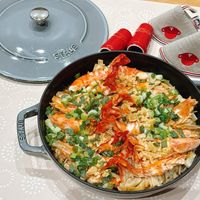 可能是西班牙大鍋飯和顯示的文字是「 staub staub I1P STALE stauh STRUR 2- STLUB 」的圖像