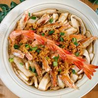 可能是義大利麵、拉麵和顯示的文字是「 STAUB ม STA 」的圖像