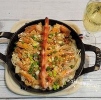 可能是西班牙大鍋飯、炒飯、炒麵、義大利麵和文字的圖像