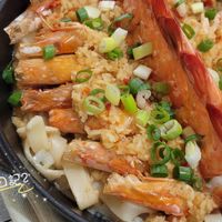 可能是炒麵、義大利麵和文字的圖像