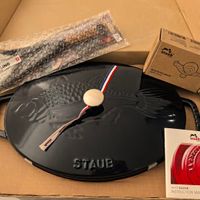 可能是鬆餅機、飛盤和文字的圖像