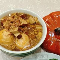 可能是粥、豆腐、拉麵、火鍋和顯示的文字是「 STAUB 」的圖像