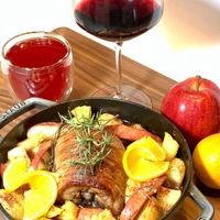 可能是燉小牛膝、蘋果、肉排和文字的圖像