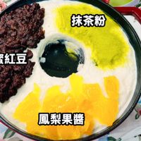 可能是粥、甜點和顯示的文字是「抹茶粉 蜜紅豆 鳳梨果醬」的圖像