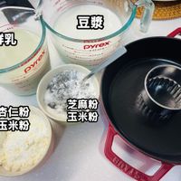可能是豆腐和顯示的文字是「 008 003 00a 2AU0 豆漿 ကကာ χοινα so 鮮乳 רמופא Pyrex Cyrю METIIS 112 (M aso 350m cups pyrex® 320 0Z 1/2- 218 11 杏仁粉 玉米粉 芝麻粉 玉米粉 K6oиcepa B(ON!! 」 的圖像