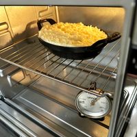 可能是牧羊人派、鬆餅機和文字的圖像