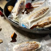 可能是‎燕麥餅乾、麵包棒和‎顯示的文字是「 ‎sunshine FOR sunsh لية Sullof-vitolity Sull sunshin like Vitolity FOR Bosswish Be5 Rebecca's Rebecca'sHedonism Hedonism TAPPY TAPPYL PY DAY WISHING WSHINGYOUAWONDERFUL ISHINGYOUA YOU WONDERFULT A WONDERFUL VIE‎ 」‎‎ 的圖像