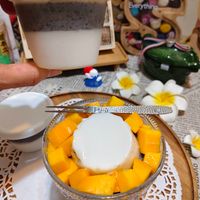 可能是甜點和顯示的文字是「 OLOVEIS IS LOVE Everything over overn 」的圖像