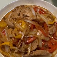 可能是燉小牛膝、肉排和快炒的圖像