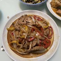 可能是肉排和快炒的圖像