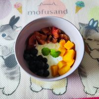 可能是草莓、甜點和顯示的文字是「 mofusand m 2026/05.15 2026 」的圖像