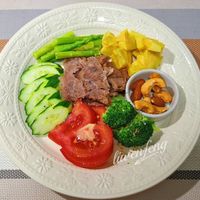 可能是肉排和顯示的文字是「七 2 livierfeng 」的圖像