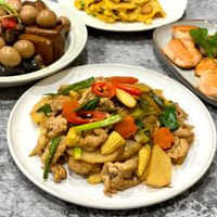 可能是豆腐和炒麵的圖像