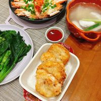 可能是壽司、麵、紫蘇和文字的圖像