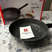 可能是顯示的文字是「山R M ZWILLING ZWILLING TERRENO PLUS TERRENOPLUSCERAMIC CERAMIC SAUTE SAUTEPAN PAN NON-STICK CERAMIC NONSTICK CERAMIC 028cm 成 M ZWILLING ZWILLING 使用說明 设明 陶瓷不沾鍋與 ZWLING角装不活無獎 不沾鍋」的圖像