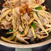 可能是義大利麵、炒麵和香菇的圖像