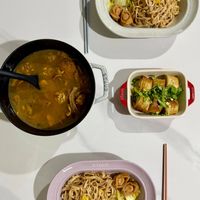 可能是火鍋、麵、炒麵、豆腐和拉麵的圖像