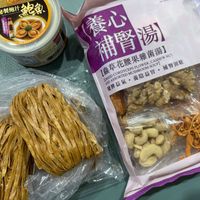 可能是鯷魚、義大利麵、麵包棒、炒麵和文字的圖像