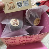 可能是‎茶、甜點和‎顯示的文字是「‎奧莉薇 （吼哩肥） 手作烘焙 ING olinin sidio ES 11 THING O HOLIFAT OY جدهد 보양포근 HOLIFAT HOLIFAT‎ 」‎‎ 的圖像