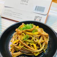 可能是豆腐、鯷魚、義大利麵和文字的圖像