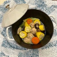 可能是豆腐、香菇、火鍋和顯示的文字是「 STAUD STAUD STAUB NEREA 」的圖像