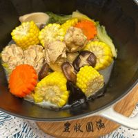 可能是香菇、拉麵、豆腐和火鍋的圖像