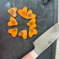 可能是刀、紅心和食物的圖像