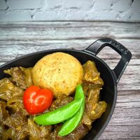 可能是肉排、豆腐和燉小牛膝的圖像