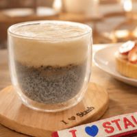 可能是蛋糕、飲料和顯示的文字是「 Stando Stauo STAUB T 」的圖像