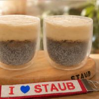 可能是咖啡杯和顯示的文字是「 I STAUBTA" STAUB 」的圖像