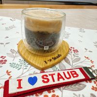 可能是‎咖啡杯和‎顯示的文字是「‎密 Staulo Staub للح I ST STAUB AUB‎ 」‎‎ 的圖像