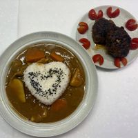 可能是炸丸子和肉排的圖像