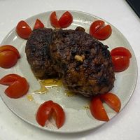 可能是燉小牛膝和肉排的圖像