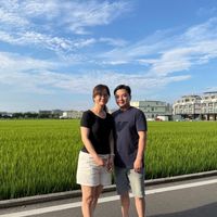 可能是一或多人和草的圖像