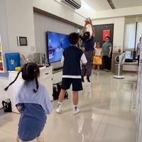可能是小孩和電視的圖像
