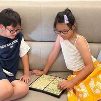 可能是小孩、讀書、兒童玩具和顯示的文字是「 BALANCE NEW BALANCE™ NB 」的圖像