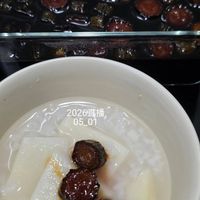 可能是粥、龍眼和顯示的文字是「 2026直播 2026 05_01 - 」的圖像