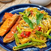 可能是義大利麵和煙燻鮭魚的圖像