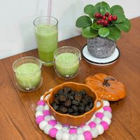 可能是櫻桃、餐巾環、水藻和文字的圖像